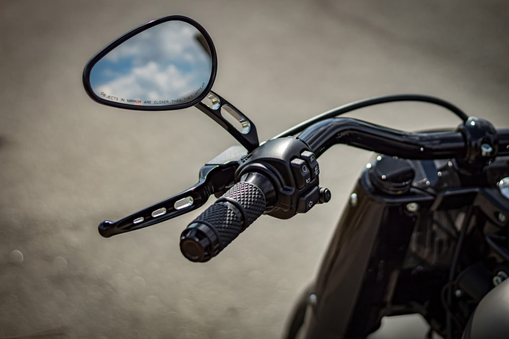 Harley-Davidson Fat Boy 2021 - Custombike Detailansicht Griffe Hebel Spiegel