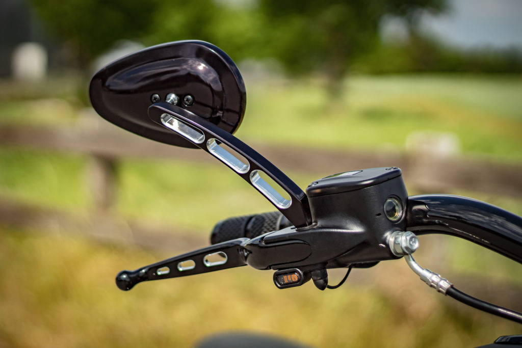 Harley-Davidson Fat Boy 2021 - Custombike Detailansicht Griffe Hebel Spiegel