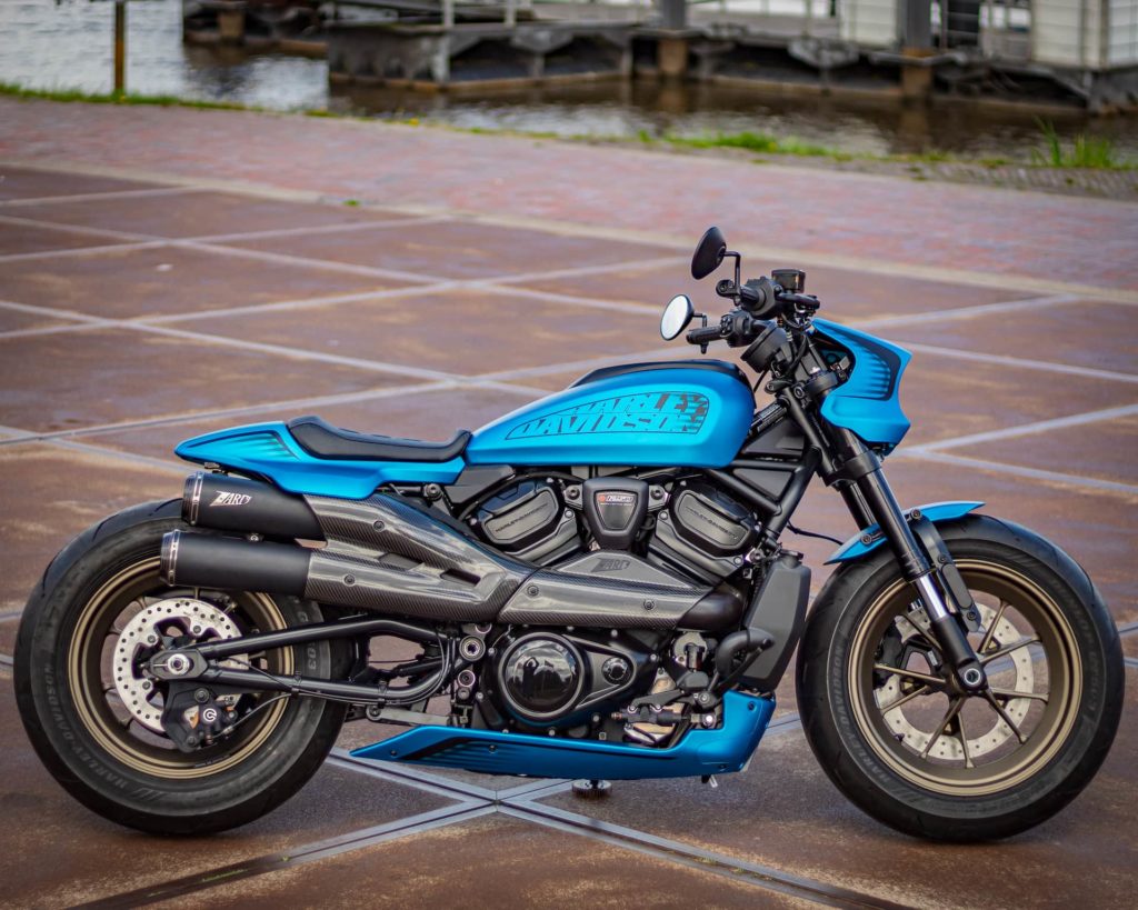 Seitliche Totalansicht Harley-Davidson Sportster S Custombike