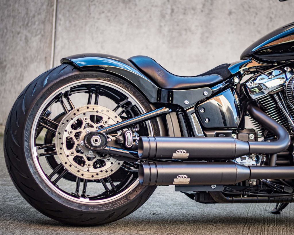 Harley-Davidson Breakout 2022 - Custombike Detailansicht Heck Auspuff