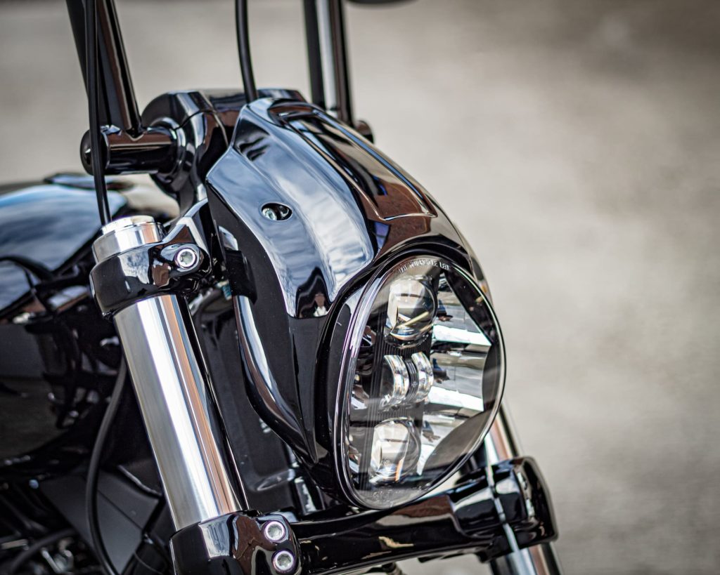 Harley-Davidson Breakout 2022 - Custombike Detailansicht Scheinwerfermaske