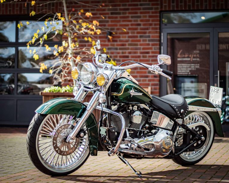 Harley-Davidson Custombike mit grünem Metalflake Lack