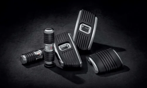 Zubehörteile für Harley-Davidson Motorräder in modernem Design, bestehend aus Fußrasten und Griffen mit rutschfestem Material.