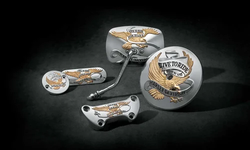 Verschiedene Harley-Davidson Zubehörteile mit dem Motiv "Live to Ride" auf schwarzem Hintergrund.
