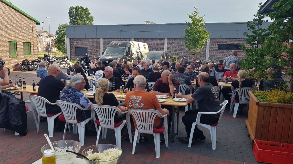 Neukundenausfahrt 2018 - gemütliches zusammen sitzen vor der Werkstatt in Augustfehn