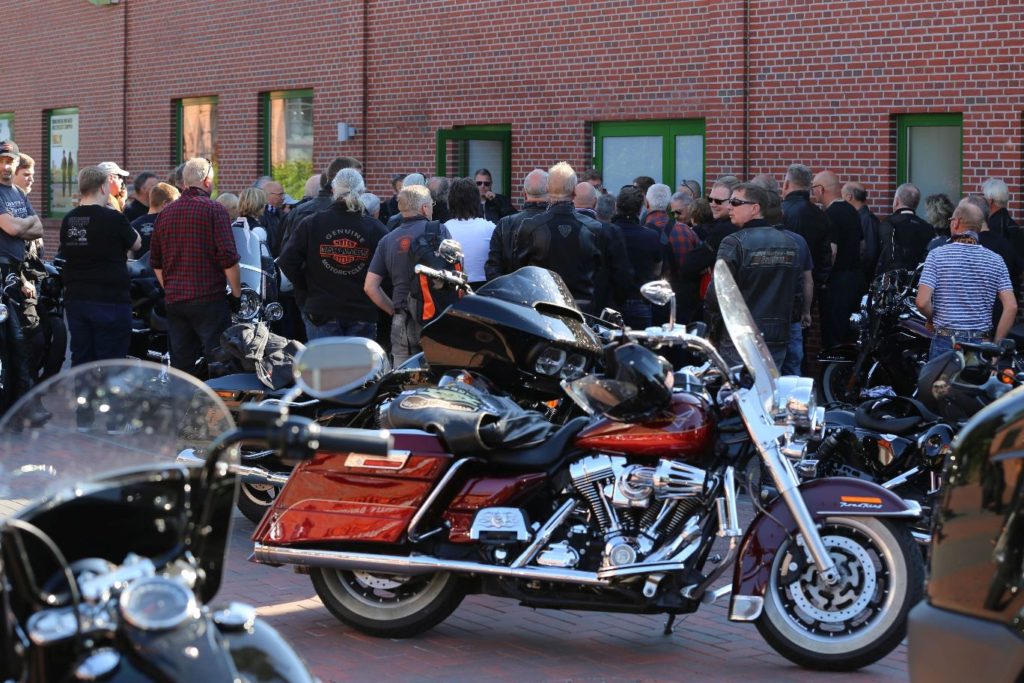 Neukundenausfahrt 2018 - Gruppenfoto vor dem Ladengeschäft