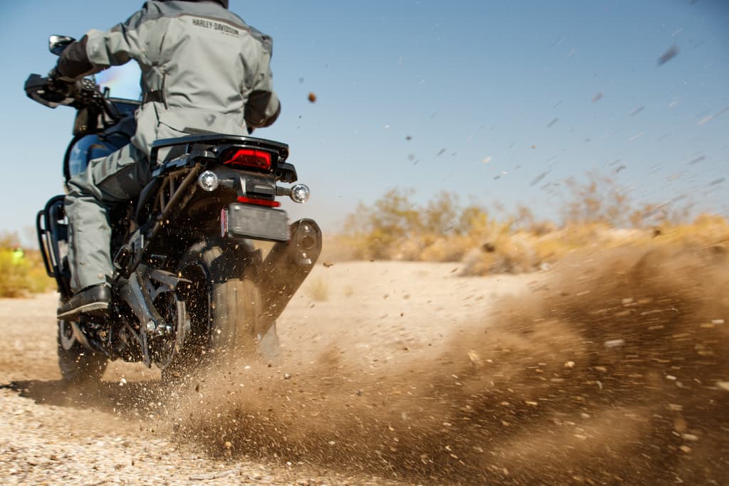 Harley-Davidson Pan America Special im Geländeeinsatz beim Dreck aufwirbeln