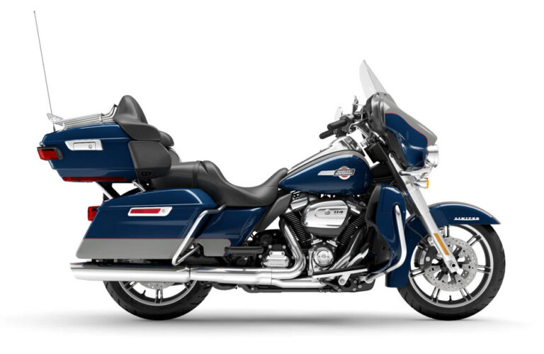 Das Bild zeigt eine Harley-Davidson Touring-Motorrad in blauer Lackierung mit komfortabler Sitzgelegenheit und hochwertiger Ausstattung.