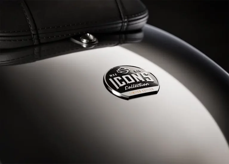Detailaufnahme des Harley-Davidson Logos der Icons Collection auf einem glänzenden Motorradtank.