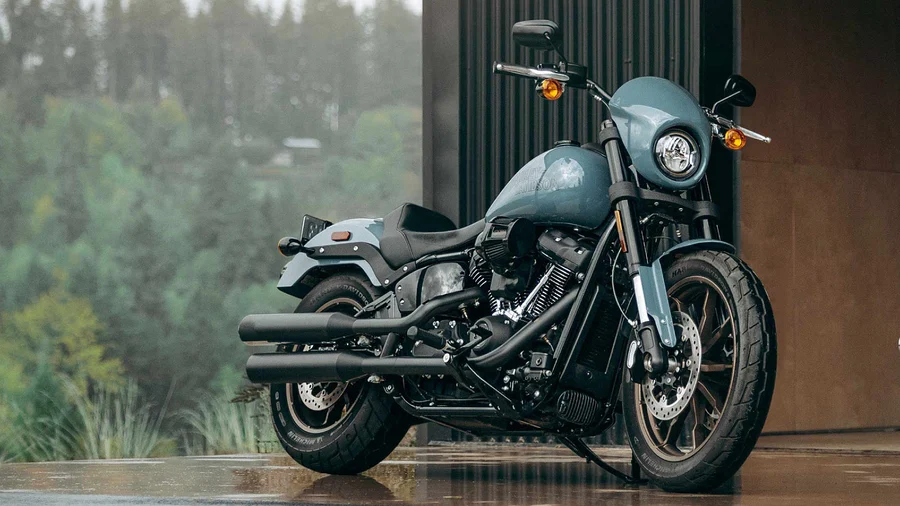 lrs-mcar-1 Low Rider S 2024 FXLRS geparkt vor Wald und Wand