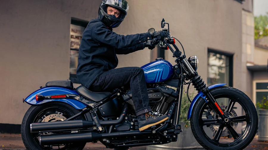 sb-mcar-2 Street Bob 2024 FXBBS blau mit Fahrer