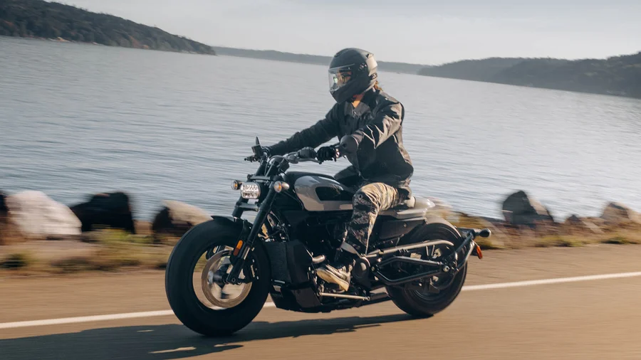 sports-mcar-2 Sportster S 2024 RH1250S vor See fahrend