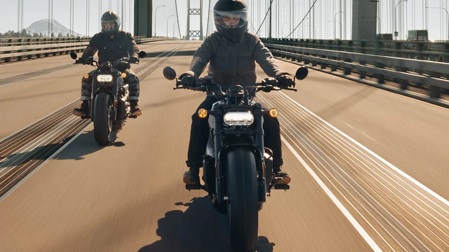 sports-mcar-4 Sportster S 2024 RH1250S Fahrt über Brücke von Vorn