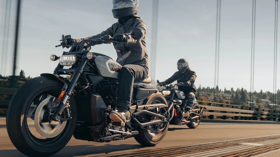 sports-mcar-5 Sportster S 2024 RH1250S Fahrt über Brücke