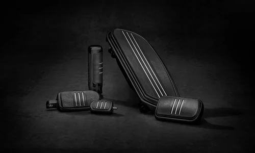 Zubehörset für Harley-Davidson Motorräder, bestehend aus verschiedenen Teilen in elegantem Schwarz mit silbernen Akzenten.