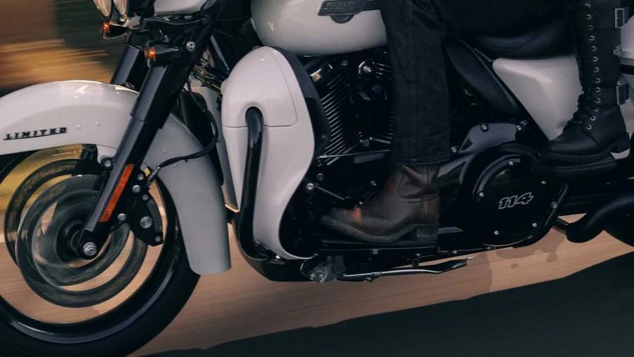 ul-mcar-1 Ultra Limited 2024 FLHTK Motordetail
